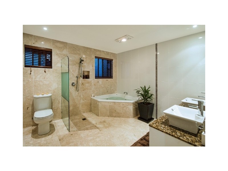 6 Moola Court, Broadbeach Waters QLD 4218