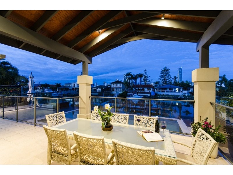 25 Vespa Crescent, Isle Of Capri QLD 4217