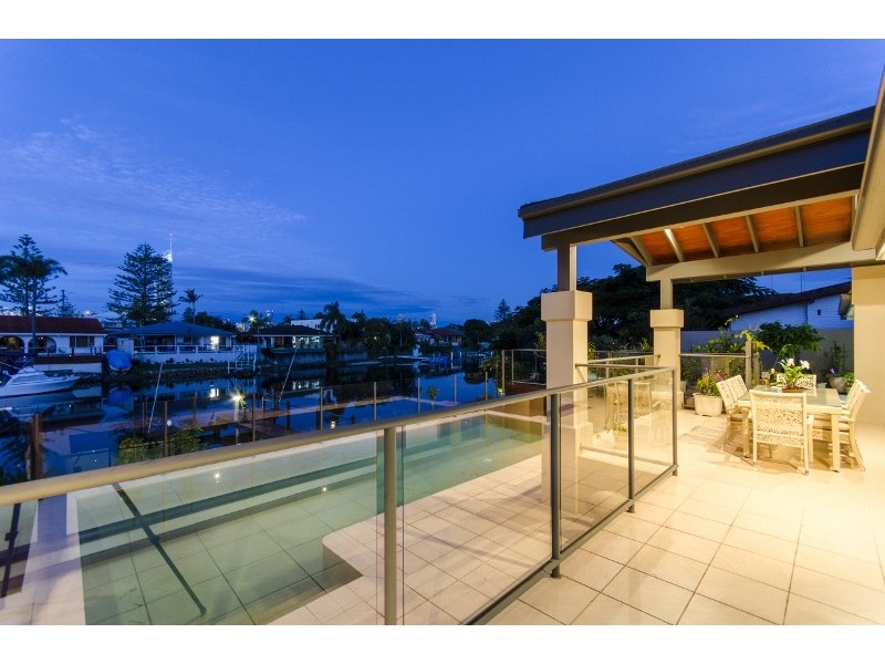 25 Vespa Crescent, Isle Of Capri QLD 4217