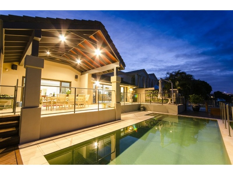 25 Vespa Crescent, Isle Of Capri QLD 4217