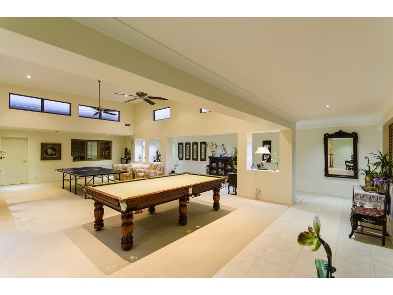 25 Vespa Crescent, Isle Of Capri QLD 4217