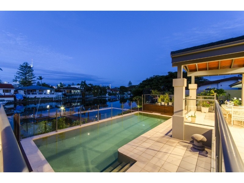 25 Vespa Crescent, Isle Of Capri QLD 4217