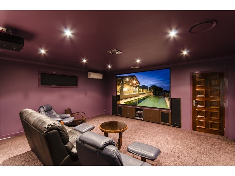 25 Vespa Crescent, Isle Of Capri QLD 4217