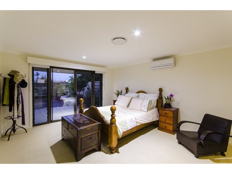 25 Vespa Crescent, Isle Of Capri QLD 4217