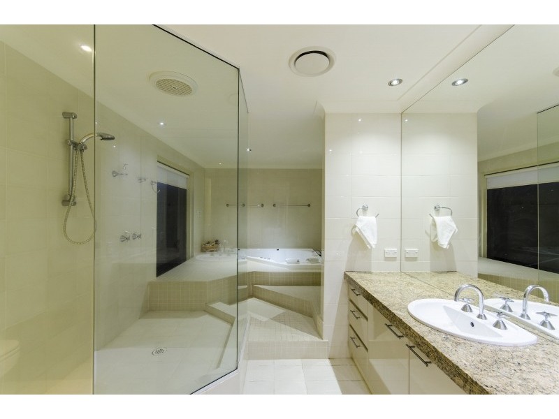 25 Vespa Crescent, Isle Of Capri QLD 4217