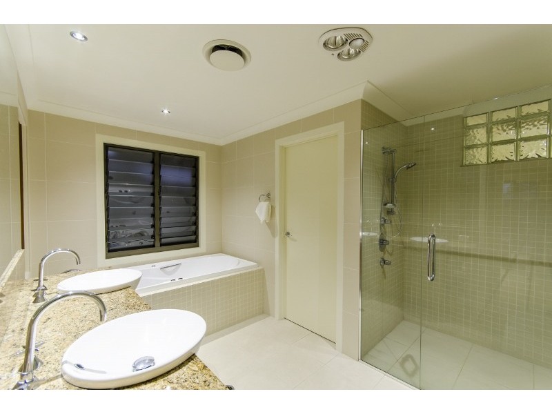 25 Vespa Crescent, Isle Of Capri QLD 4217