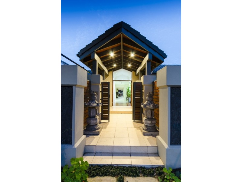 25 Vespa Crescent, Isle Of Capri QLD 4217