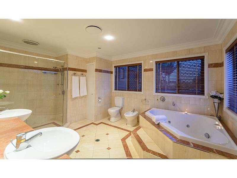 5 Montevideo Drive, Clear Island Waters QLD 4226