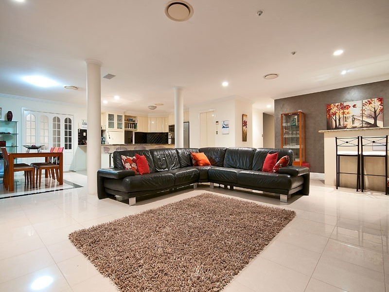 31 Istana View, Clear Island Waters QLD 4226