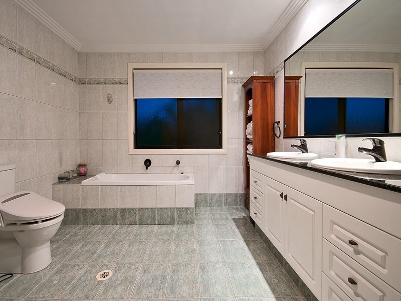 31 Istana View, Clear Island Waters QLD 4226