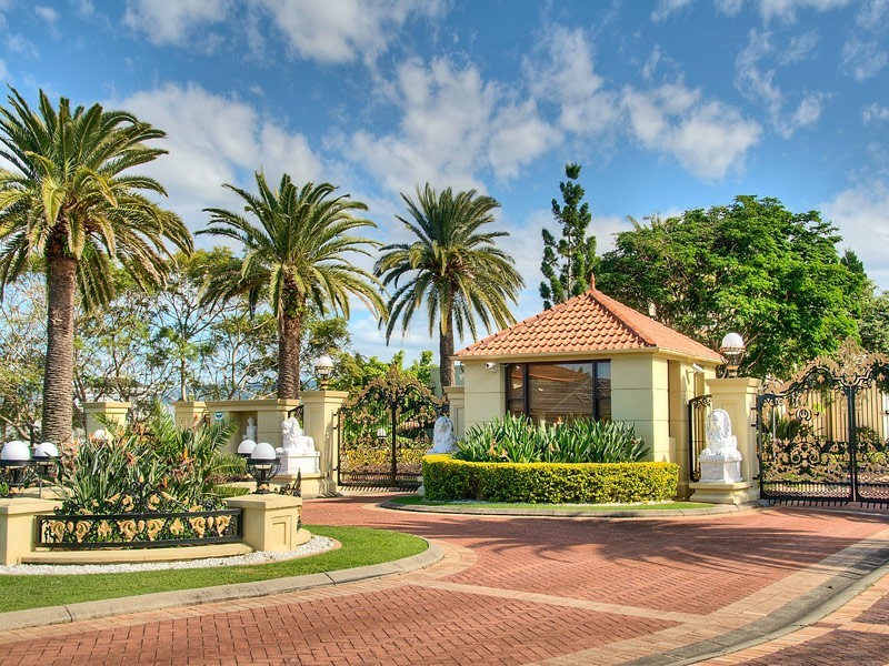 31 Istana View, Clear Island Waters QLD 4226