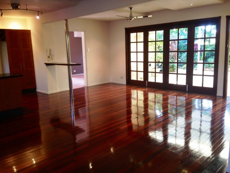 7 Fairway Avenue, Bundall QLD 4217