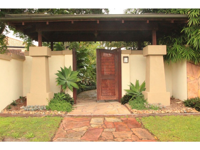 7 Fairway Avenue, Bundall QLD 4217