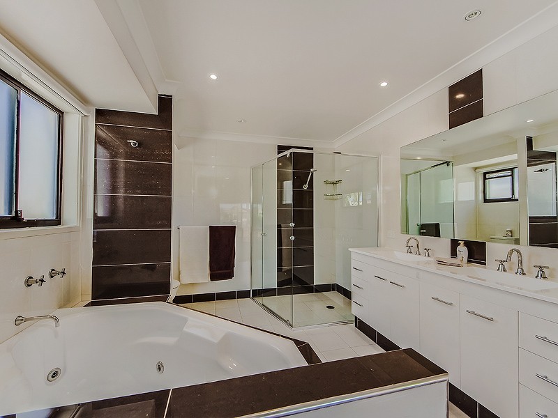 3 De Haviland Avenue, Benowa Waters QLD 4217