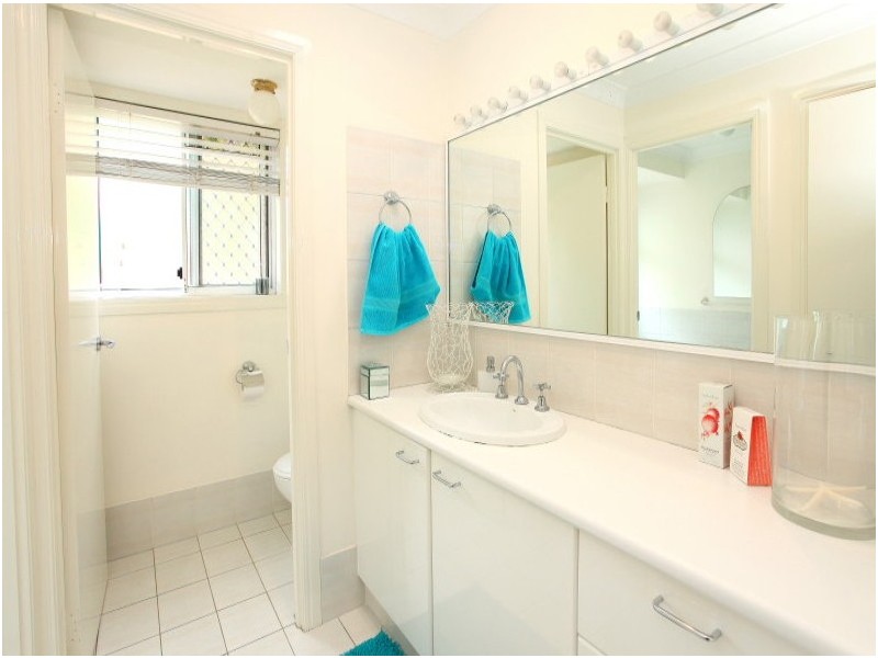 10 Antigua Way, Clear Island Waters QLD 4226