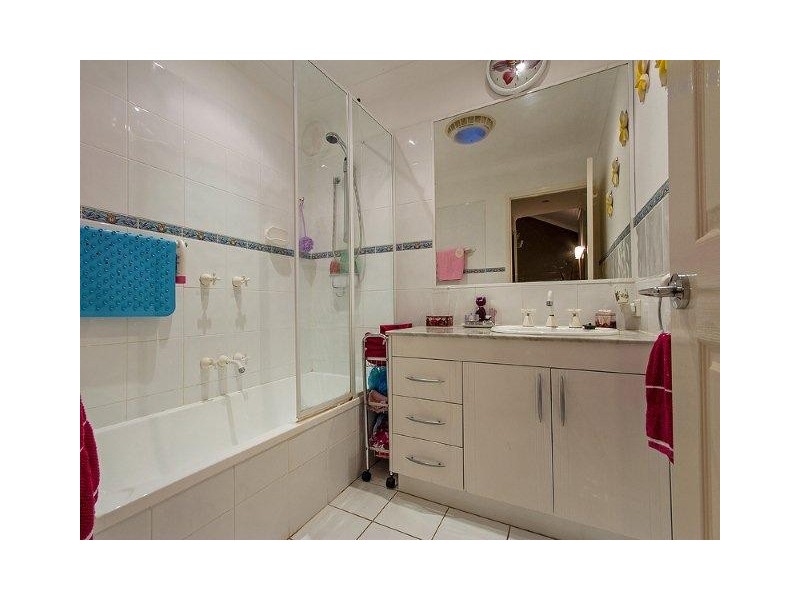 Villa 1 ‘Greystone’ Rhode Island, 125 Santa Cruz Blvd, Clear Island Waters QLD 4226