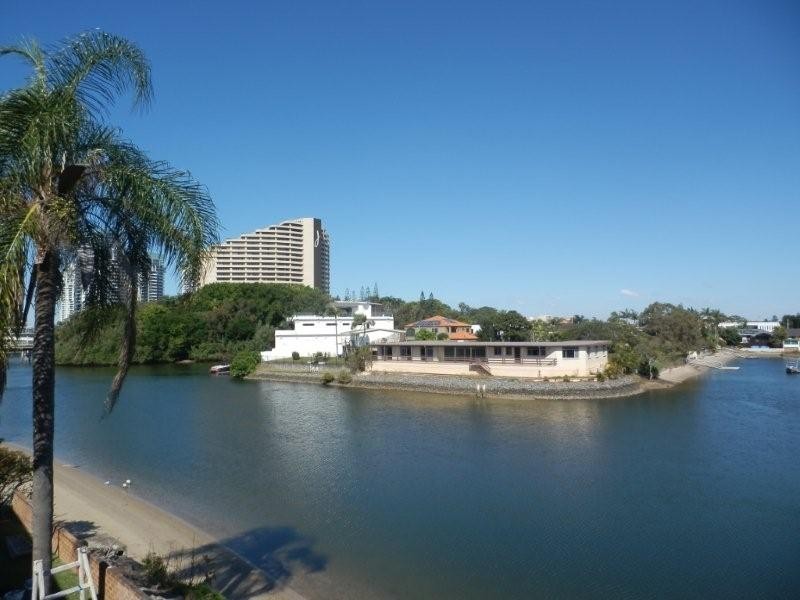 2/15 Miami Key, Broadbeach QLD 4218