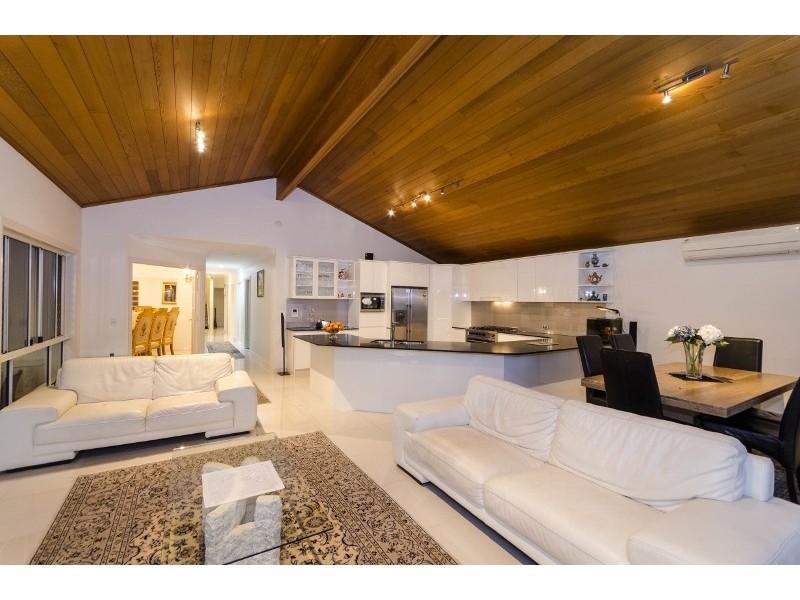 31 San Simeon Drive, Clear Island Waters QLD 4226