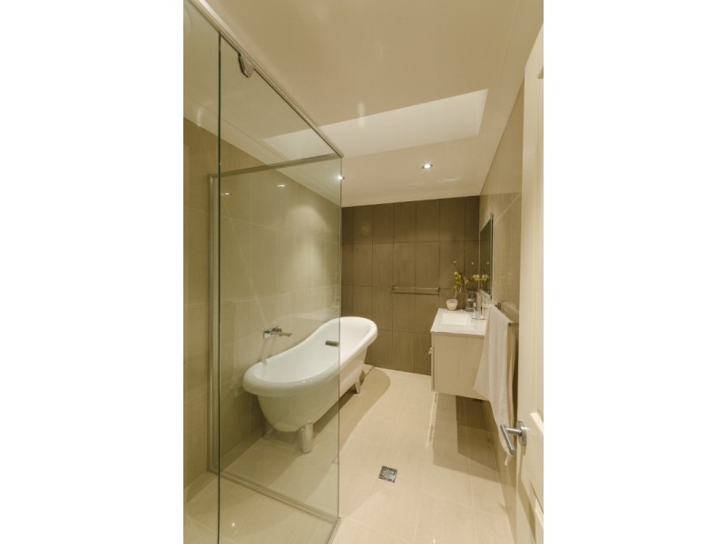 8 Key Largo, Clear Island Waters QLD 4226