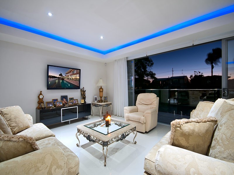 9 Lotus Key, Broadbeach Waters QLD 4218