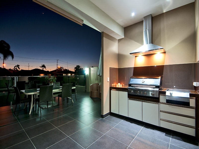 9 Lotus Key, Broadbeach Waters QLD 4218