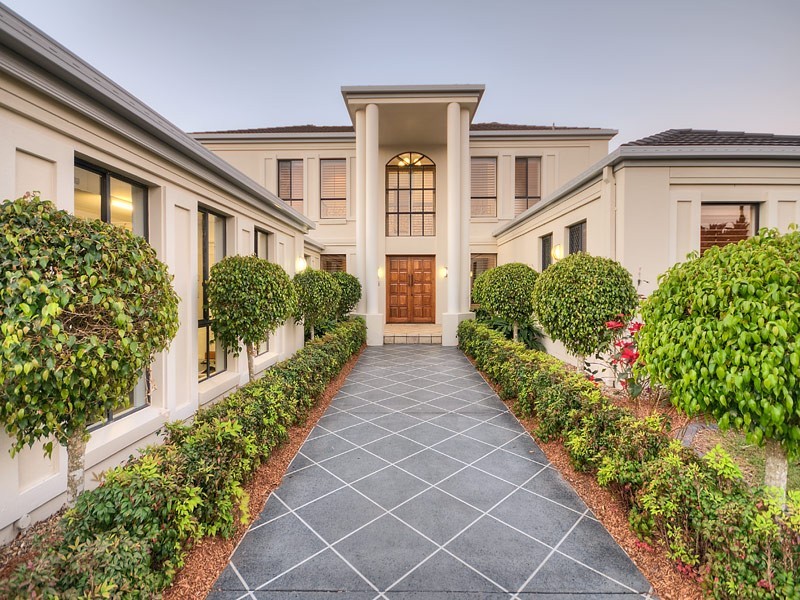13 Staysail Crescent, Clear Island Waters QLD 4226