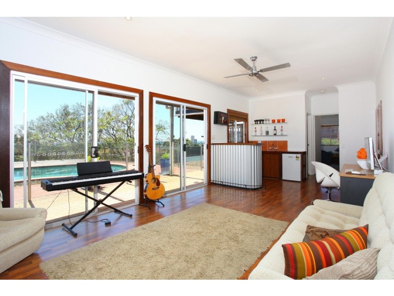 135 KP McGrath Drive, Elanora QLD 4221