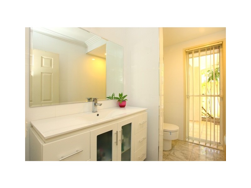 20 Darnay Road, Broadbeach Waters QLD 4218