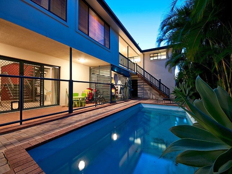 1 Cleland Crescent, Broadbeach Waters QLD 4218