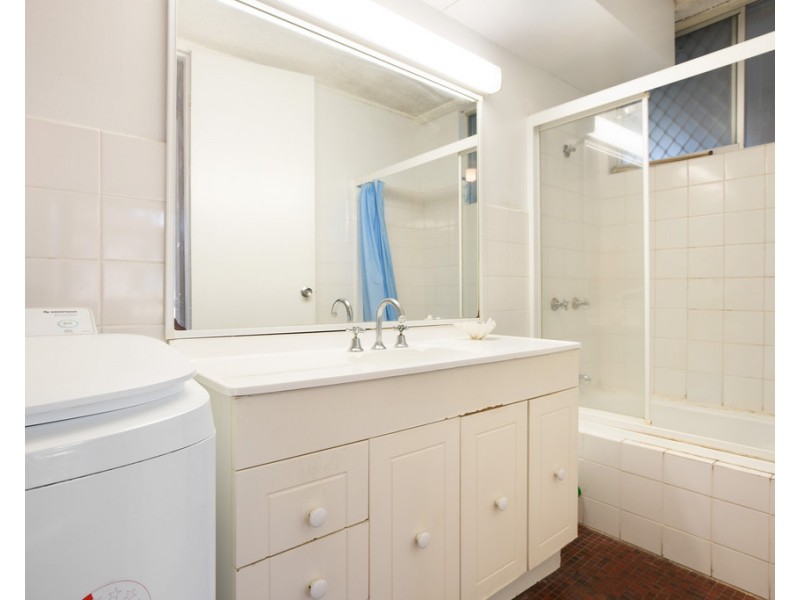 301/2 Queensland Avenue ‘Hi Ho’, Broadbeach QLD 4218