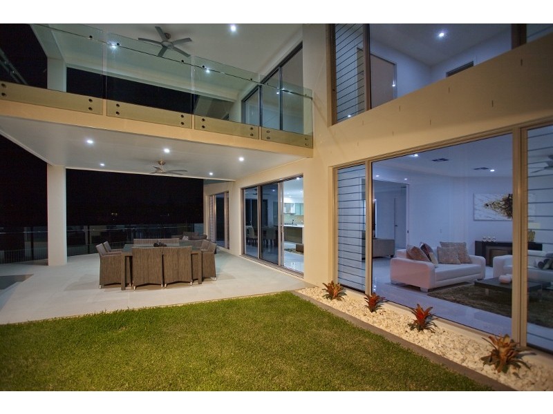 16 Carmel Court, Broadbeach Waters QLD 4218