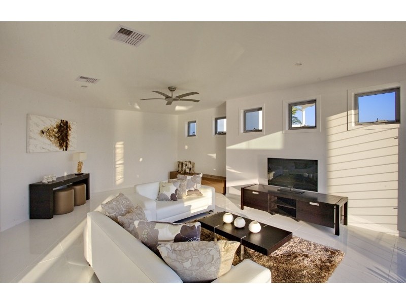 16 Carmel Court, Broadbeach Waters QLD 4218