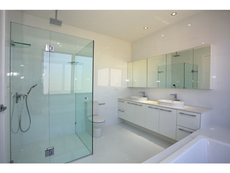 16 Carmel Court, Broadbeach Waters QLD 4218