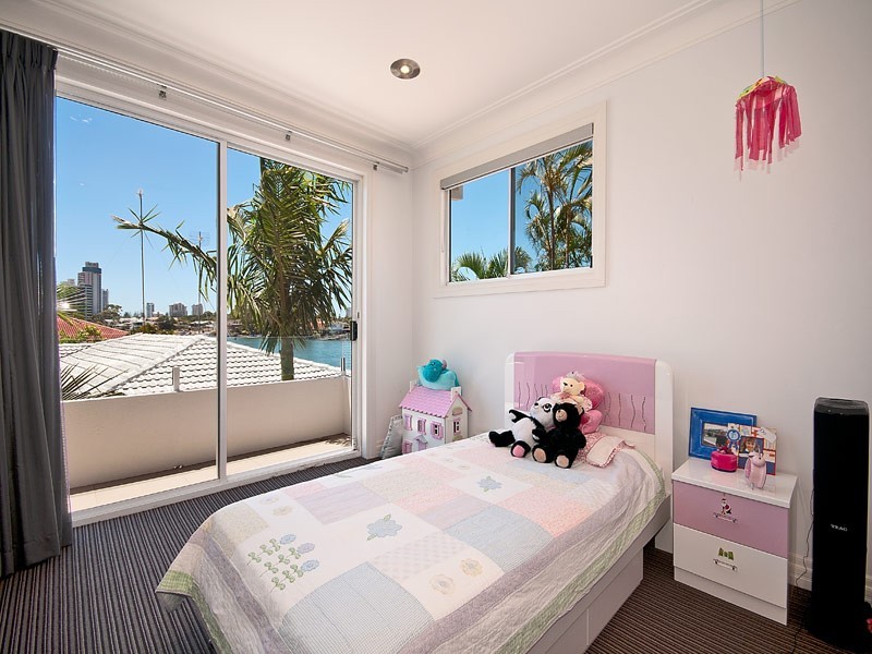 130 Amalfi Drive, Isle Of Capri QLD 4217