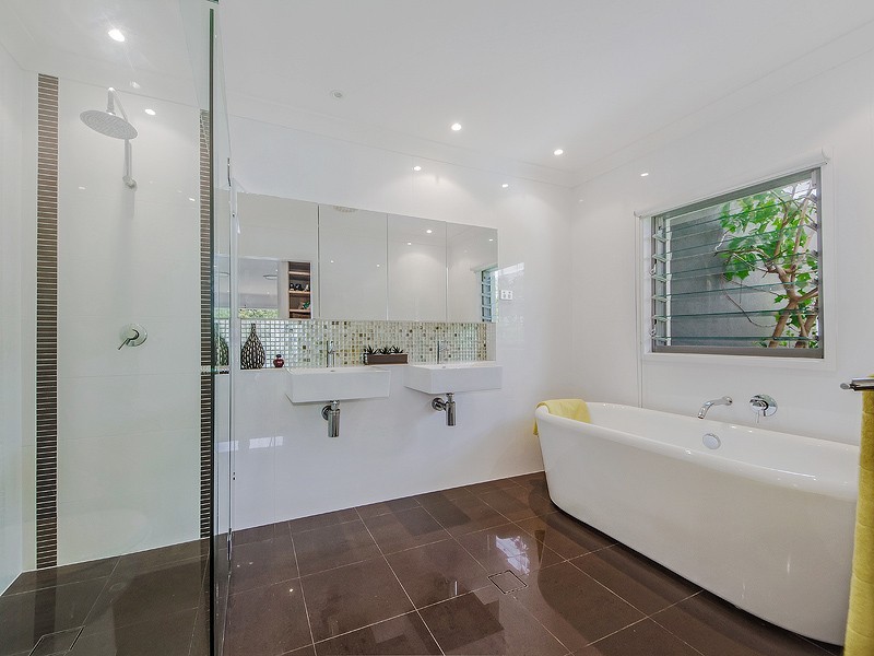 12 Balmoral Avenue, Sorrento QLD 4217