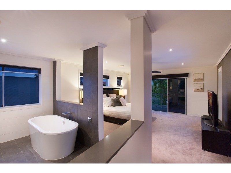 12 Waterview Crescent, Sorrento QLD 4217
