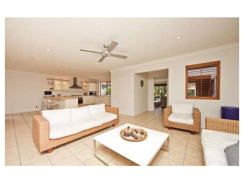 33 Rapallo Avenue, Isle Of Capri QLD 4217