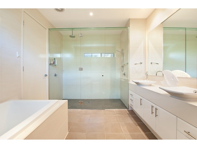 1022 Lakeview Terrace, Benowa QLD 4217