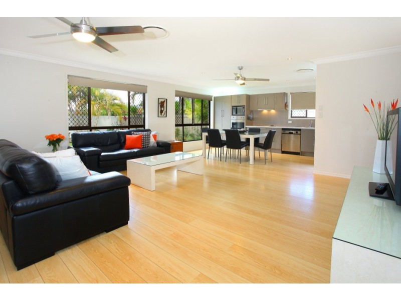 4 Ketch Court, Mermaid Waters QLD 4218