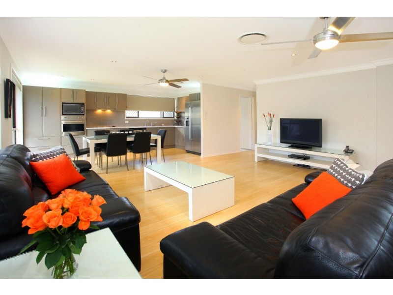 4 Ketch Court, Mermaid Waters QLD 4218