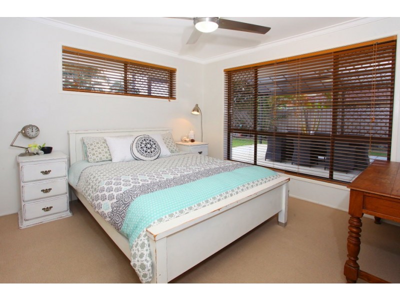 4 Ketch Court, Mermaid Waters QLD 4218