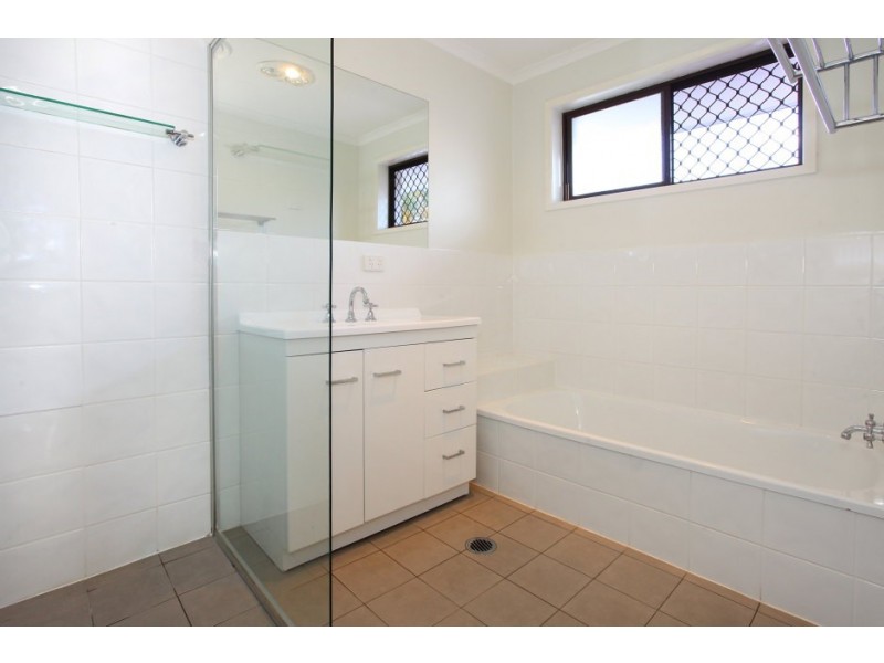 4 Ketch Court, Mermaid Waters QLD 4218