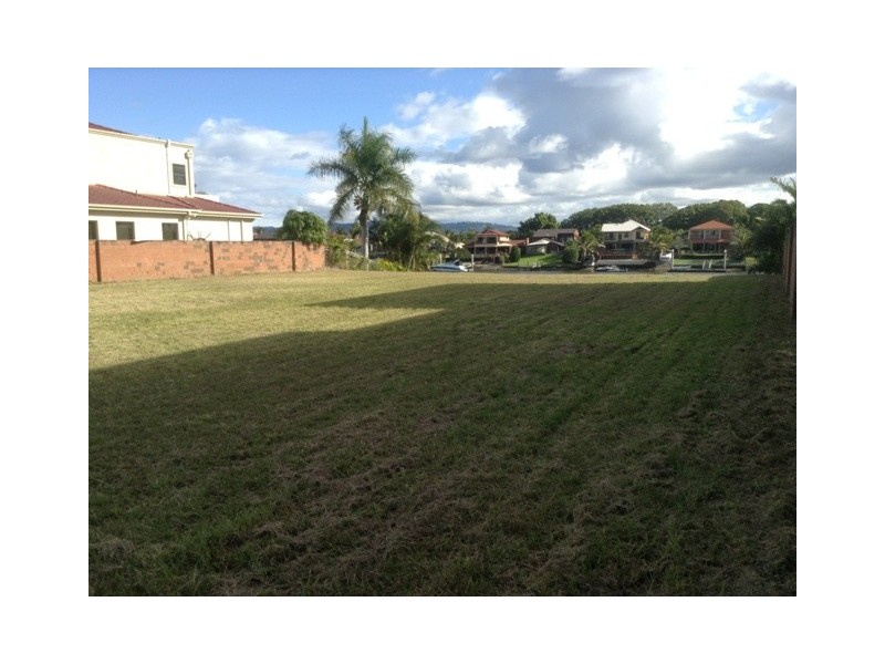 33 Sir Bruce Small Blvd, Benowa Waters QLD 4217