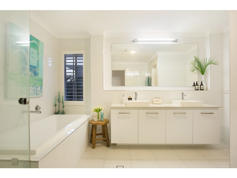 9004 Northview Parade, Benowa QLD 4217