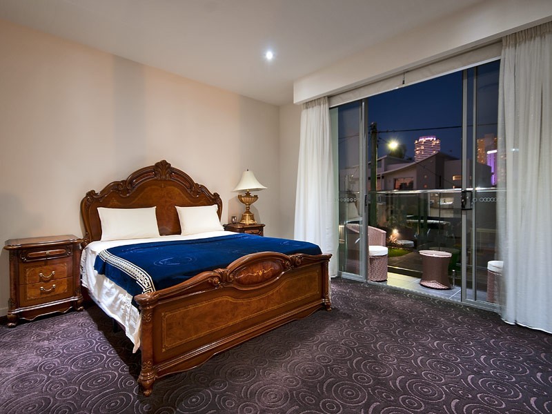 9 Lotus Key, Broadbeach Waters QLD 4218
