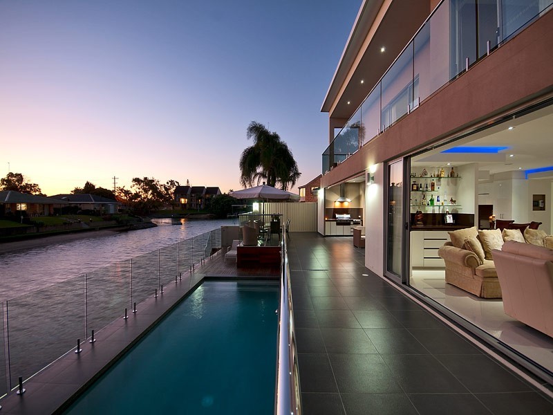 9 Lotus Key, Broadbeach Waters QLD 4218