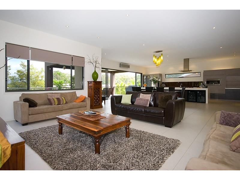 7012 Vista Drive, Benowa QLD 4217