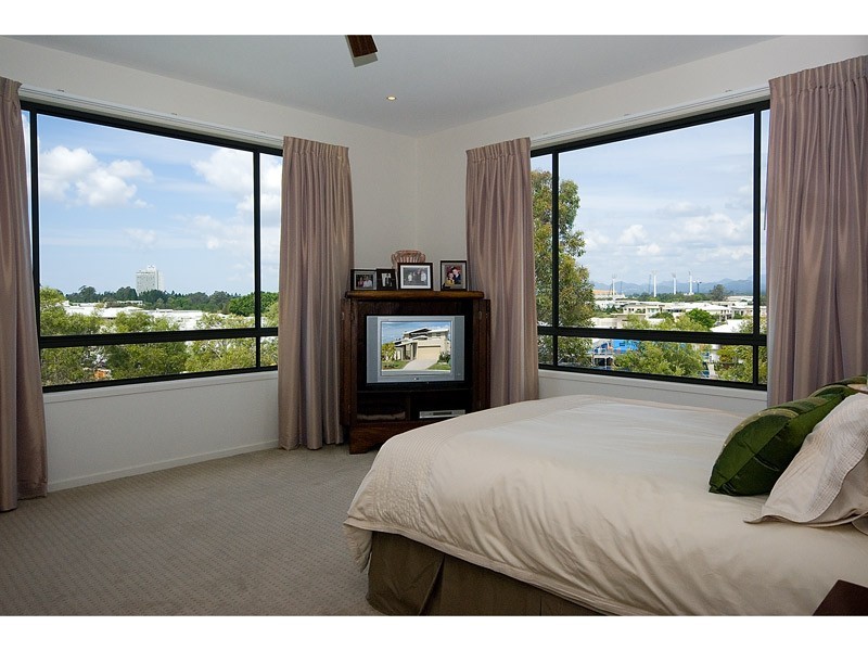 7012 Vista Drive, Benowa QLD 4217