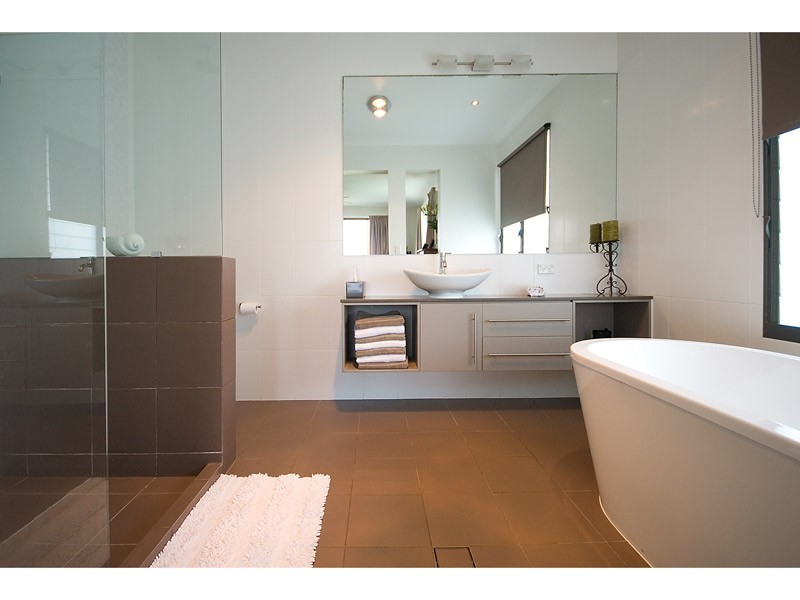 7012 Vista Drive, Benowa QLD 4217