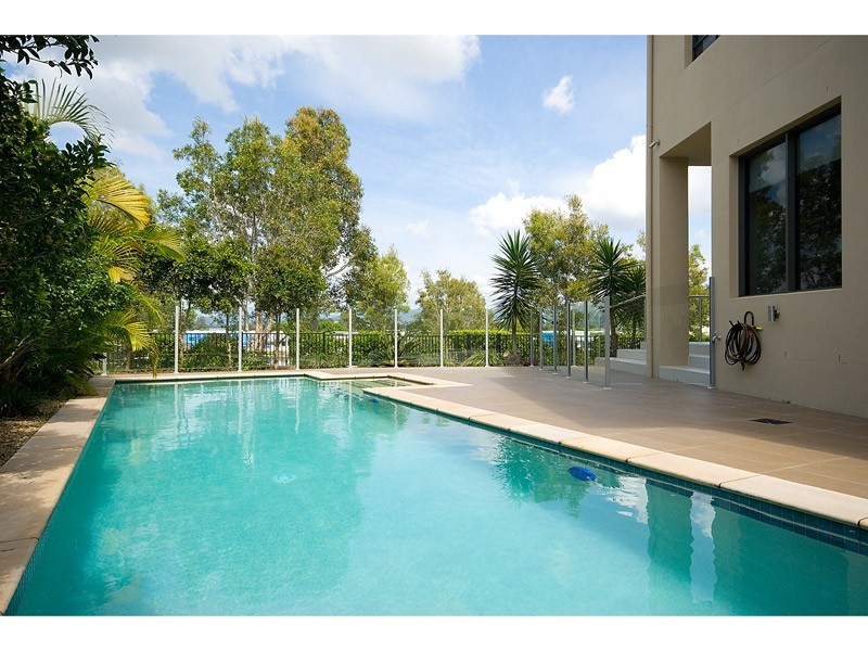 7012 Vista Drive, Benowa QLD 4217